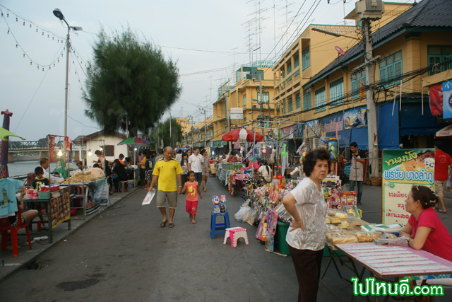 ถนนคนเดินโคยกี๊