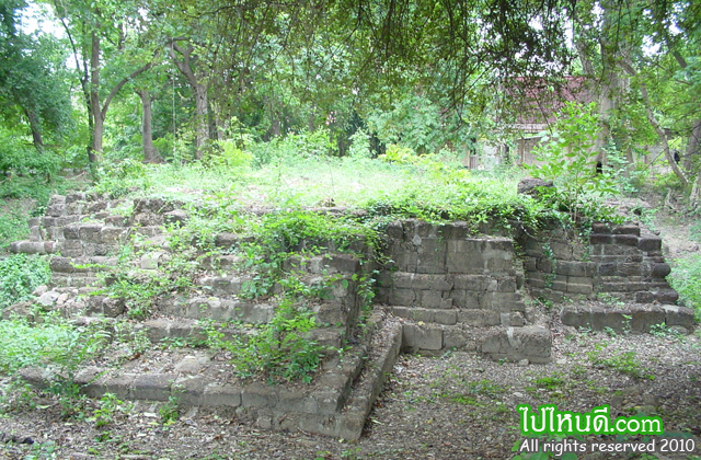 โบราณสถานบ้านพงตึก