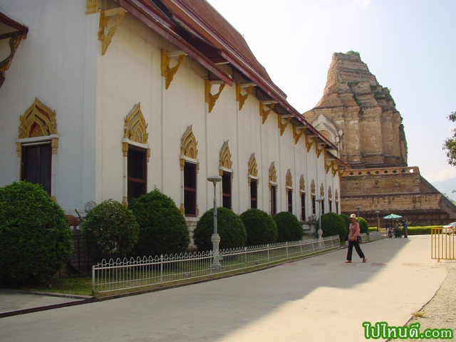 พระอุโบสถด้านหน้าองค์พระธาตุเจดีย์