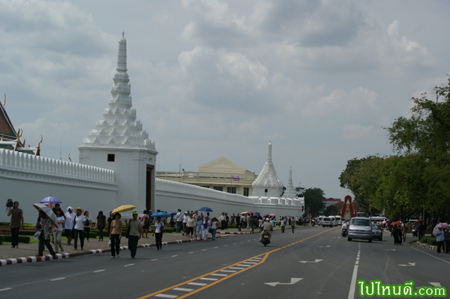 ข้างกำแพงวัดพระแก้ว