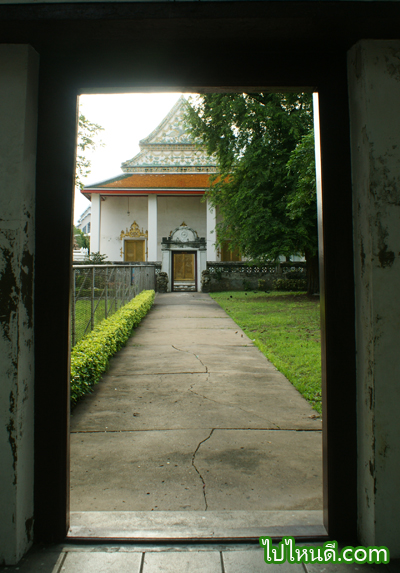 ทางเข้าวัดเทพธิดาราม