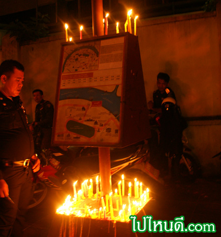 ข้าราชการจุดเทียนชัยถวายพระพร