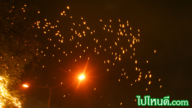 โคมลอย 1000 ดวง ภาพจะเชิงสะพานพระปิ่นเกล้า
