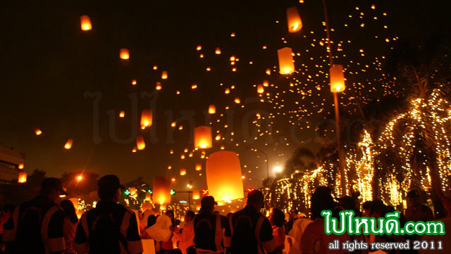 โคมลอย เชิงสะพานปิ่นเกล้า