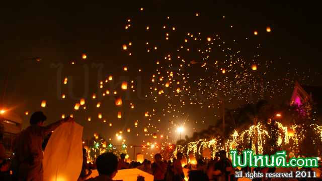 ปล่อยโคม เชิง สะพานปิ่นเกล้า
