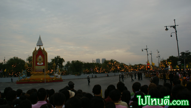 รอรับเสด็จ