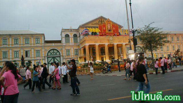 หน้ากระทรวงกลาโหม