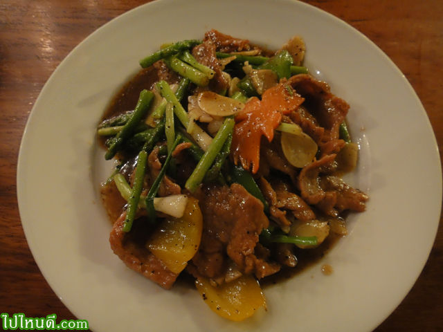 เนื้อนกกระจอกเทศผัดพริกไทยดำ