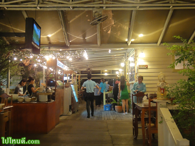 ภายในร้าน บ้านกลางน้ำ 1