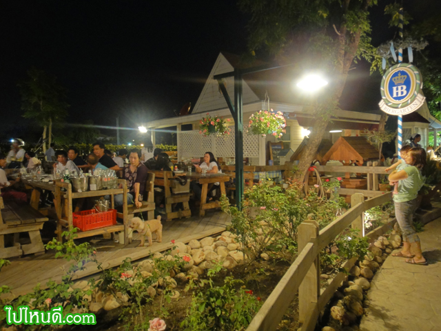 บรรยากาศใกล้ทางเข้า-ออก