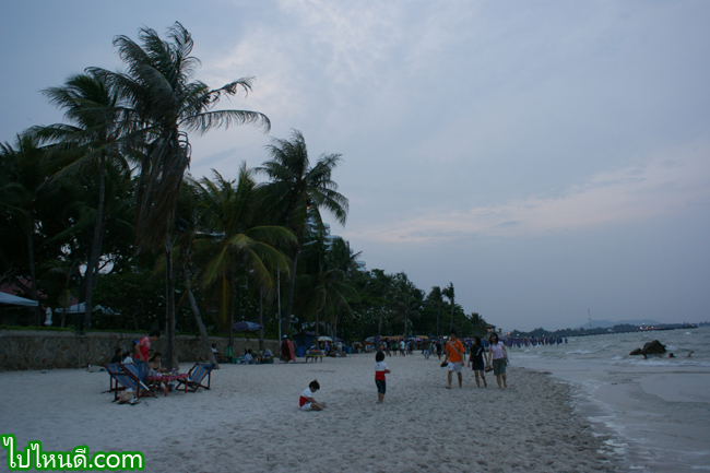 เดินเล่นชายหาดหัวหิน