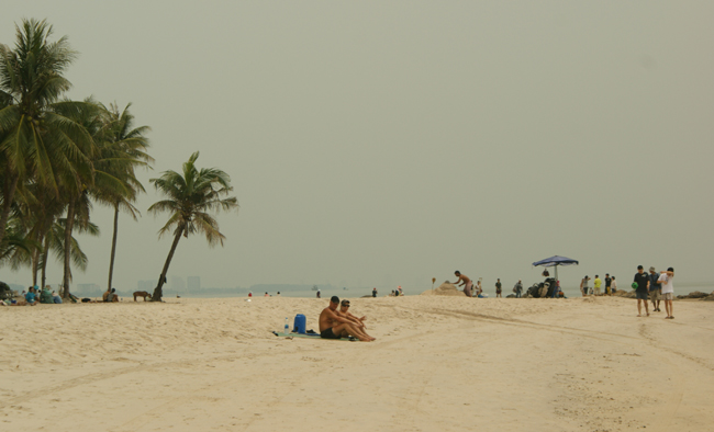 นั่งริมหาดหัวหิน