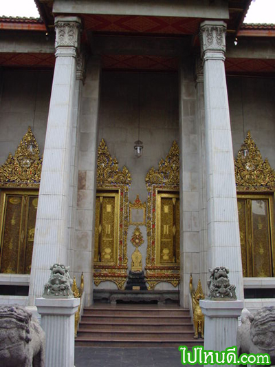 หน้าพระอุโบสถ