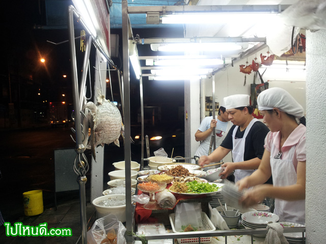 ทำครัวกันหน้าร้าน ริมถนน