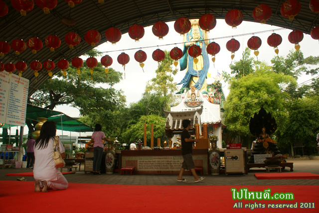 จุดธูปไหว้ด้านนอก