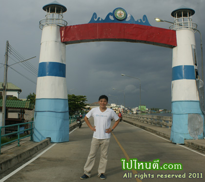 ถนนริมสันเขื่อนท่าฉลอม