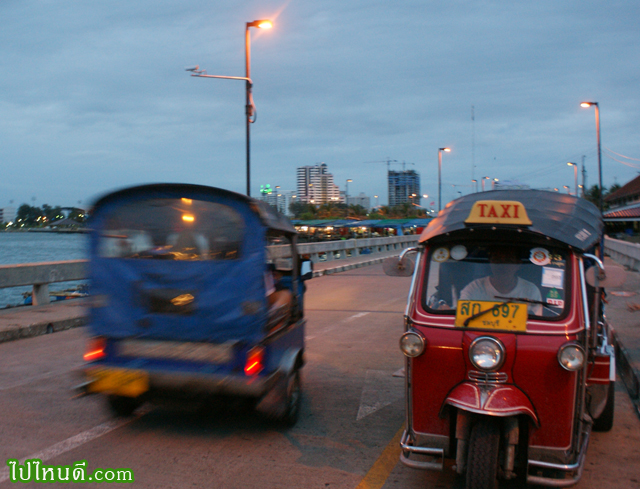 สะพานท่าเทียบเรือเกาะลอย