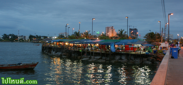 ร้านอาหารริมทะเลเกาะลอย
