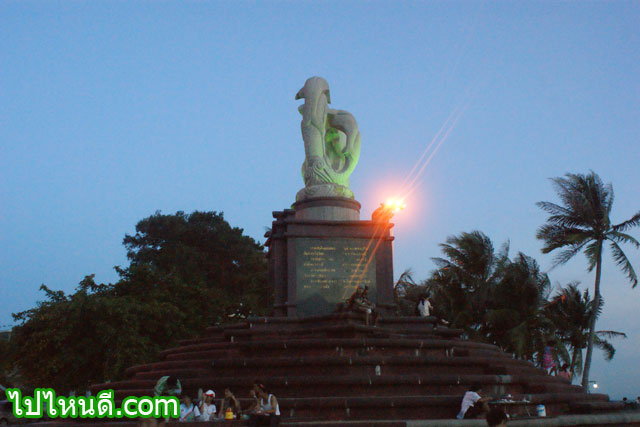รูปปั้นปลาโลมา