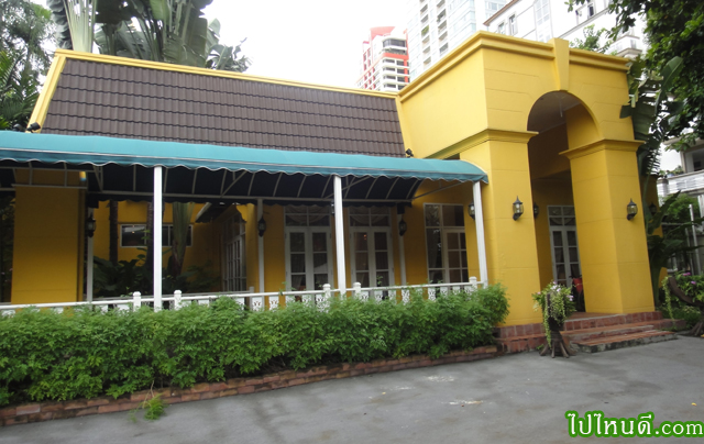 หลังร้าน เอ็มเค โกลด์