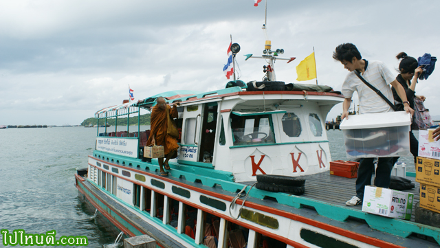 ท่าเรือบนฝั่งเกาะสีชัง