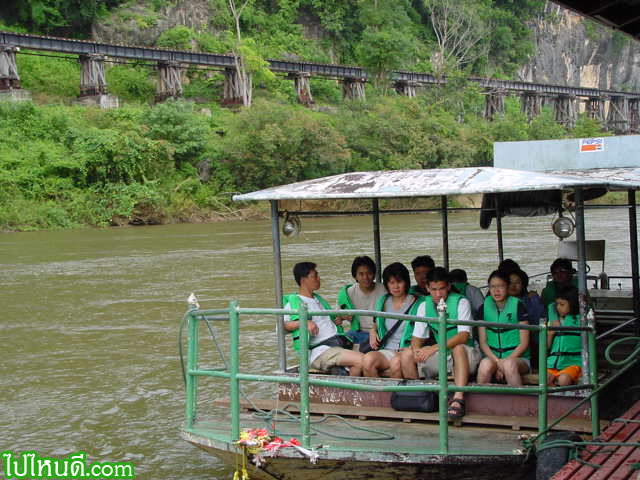 นั่งเรือลากจูงแพ