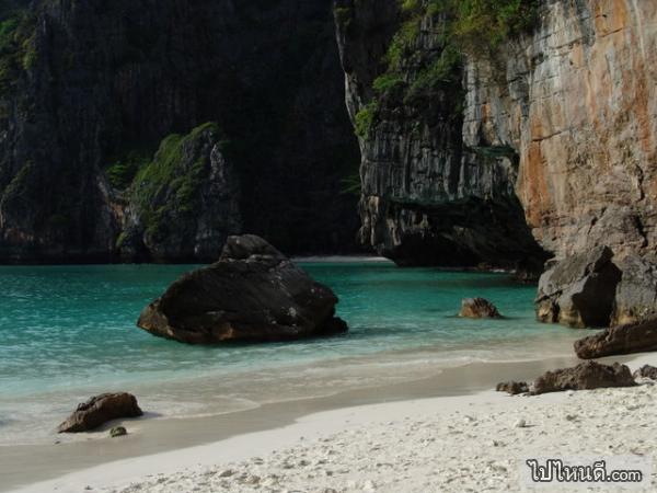 หาดทรายจะขาวและเนียนและน้ำก็ใสมากเป็นที่ๆน่าจับตามองไว้เลยทีเดียว