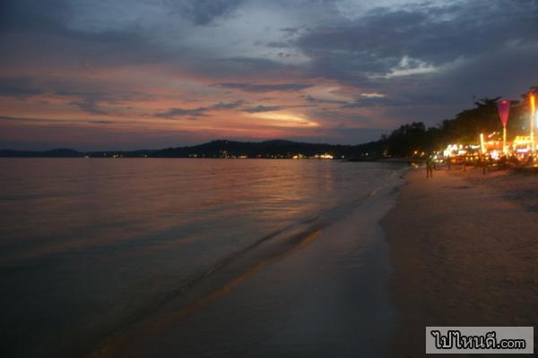 เมื่อตกหัวค่ำมาทางร้านบนหาดจะเริ่มเปิดไฟแสงสี และจะสะท้อนลงไปที่หาดทำให้หาดนั้นมีความสวยงามมากยิ่งขึ้น