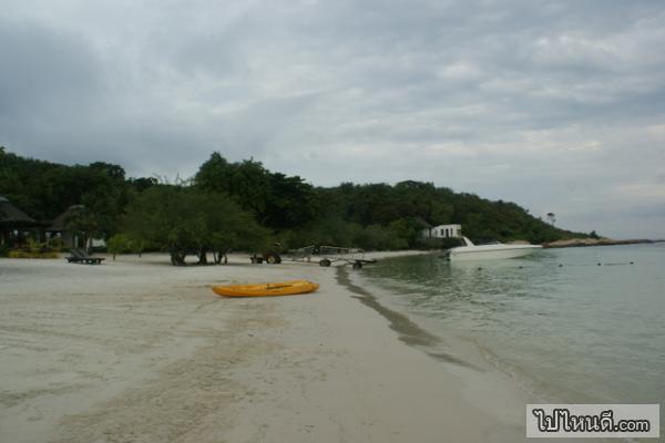 หาดทรายขาวและเงียบสงบ