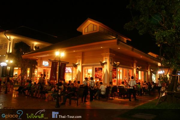 The front, along the walking track are brand-name restaurants and coffee shops.