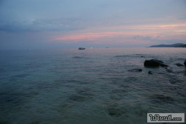 ชมทะเลริมหาดทรายยามค่ำก่อนตะวันจะลับฟ้าใต้แสงดวงตะวันที่อบอุ่น