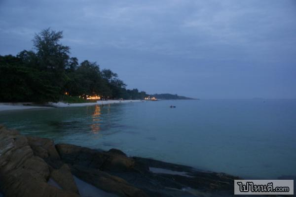 เมื่อใกล้ค่ำแล้วลมจะพัดเข้าหาฝั่งชายหาดน้อยลงเป็นเวลาที่ต้องเดินชมชายหาดรับลมเบาๆฟังเสียงลมและคลื่น