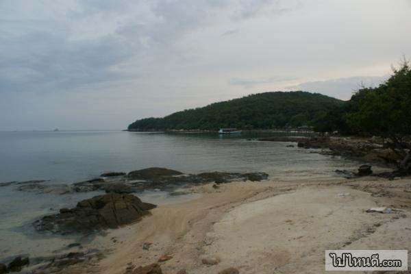 ที่ริมชายหาดนั้นจะเต็มไปด้วยหาดทรายขาวและโขดหินต่างๆนาๆ