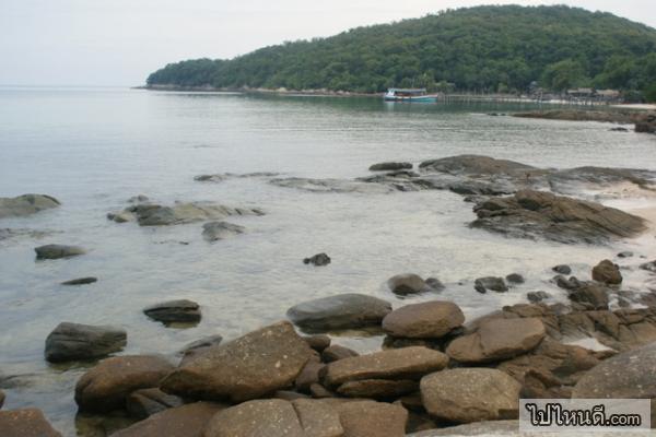 ที่ชายหาดนั้นโขดหินเรียงตัวด้วยกันได้สวยเหมาะที่จะเก็บภาพหรือขึ้นไปยืนได้อย่างสะดวก