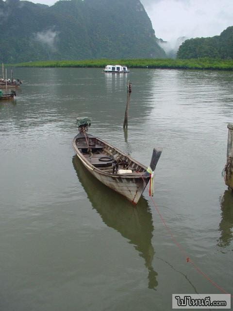 นักท่องเที่ยวที่มาที่นี่ถ้าไม่ได้ล่องเรือในแม่น้ำแสดงว่ามาไม่ถึงที่อ่าวนี้ และจะเป็นอะไรที่น่าเสียดายมาก