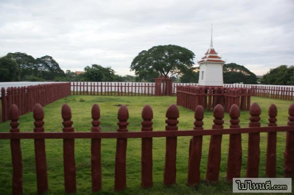 ช้างหลายเชือกที่ให้บริการนักท่องเที่ยว อยู่แถว วัดมงคลบพิตรบริเวณเกาะเมือง เสร็จแล้ว ควาญช้างจะนำช้างมาพักที่เพนียดคล้องช้างแห่งนี้