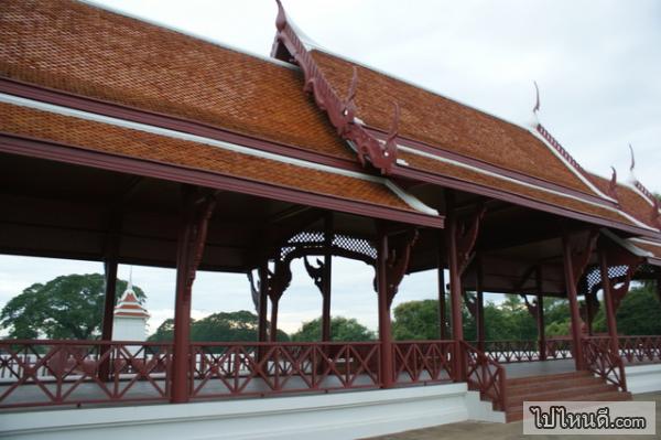 เพนียดคล้องช้าง คือสถานที่สำหรับการจับช้างหน้าพระที่นั่ง แต่เดิมเคยใช้พื้นที่ข้างพระราชวังจันทรเกษม จนถึงสมัยสมเด็จพระมหาจักรพรรดิจึงย้ายมาที่ที่ตั้งอยู่ในปัจจุบัน

ในสมัยกรุงศรีอยุธยา ช้าง เป็นสัตว์ที่มีความสำคัญสูงมาก เป็นพาหนะของชนชั้นสูงสำหรับพระราชดำเนินทางบก และเป็นเหมือนรถถังหรือ เครื่องมือสำคัญในการนำลี้พลเข้าต่อสู้กับข้าสึก ยิ่งถ้าเป็นช้างเผือก สิ่งมงคลคู่บารมีของพระมหากษัตริย์ด้วยแล้ว พระองค์ก็จะทรงโปรดเกล้าฯให้นำมาเลี้ยง และประดับยศศักดิ์ให้ด้วย