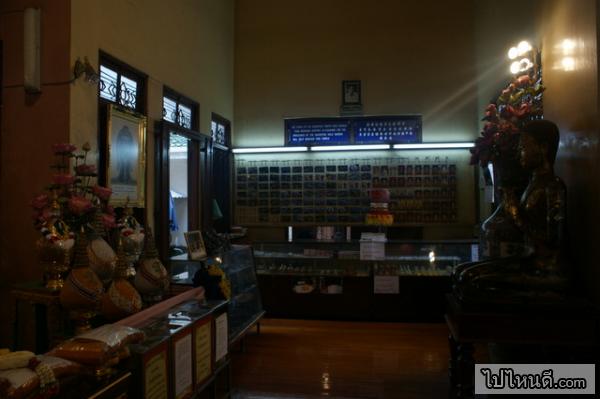 ภายในข้างในโบสถ์จะจุดๆหนึ่งที่จะรวบรวมพระต่างๆไว้ในตู้กระจกมากมาย