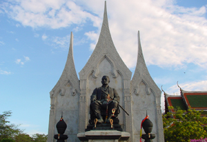 พระบรมราชานุสาวรีย์พระบาทสมเด็จพระนั่งเกล้าเจ้าอยู่หัว