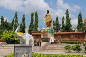 อนุสาวรีย์พระนางจามเทวี