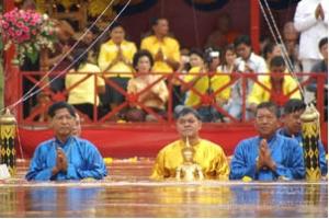 ประเพณีอุ้มพระดำน้ำ-จังหวัดเพชรบูรณ์ประจำปี-2553