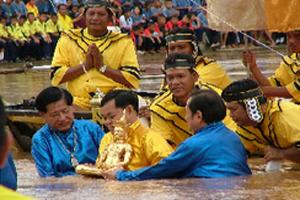 ประเพณีอุ้มพระดำน้ำและเทศกาลอาหารอร่อย