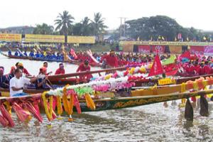 แข่งขันเรือยาวประเพณีพิมาย-ชิงถ้วยพระราชทาน