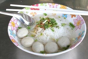 ใสสะอาดก๋วยเตี๋ยวลูกชิ้นน้ำใส