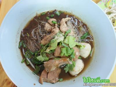 ก๋วยเตี๋ยวเรือน้ำตกหมูตุ๋น