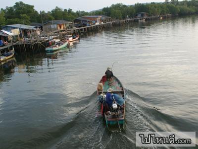 เรือคือพาหนะสัญจรในหมู่บ้าน